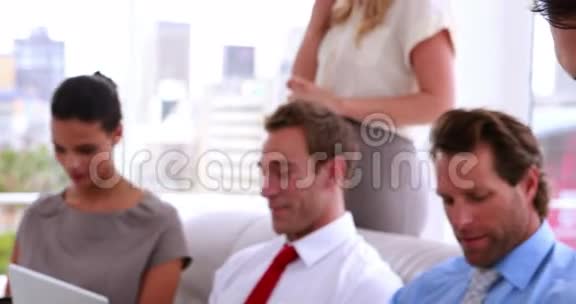 商务团队坐在员工房间视频的预览图