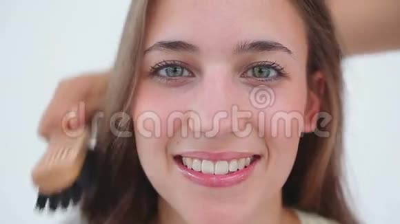 微笑的女人化妆视频的预览图