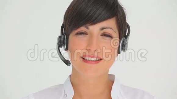 女商人用耳机说话视频的预览图