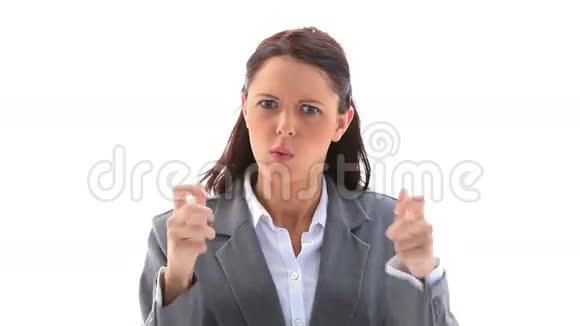 愤怒的女商人做手势视频的预览图