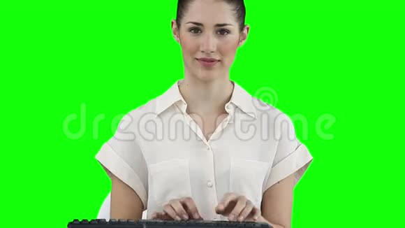 女商人在键盘上打字视频的预览图