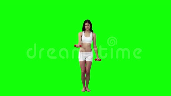 一个女人用手砝码锻炼身体视频的预览图