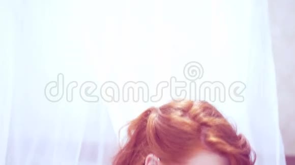 美丽的年轻红发女人视频的预览图