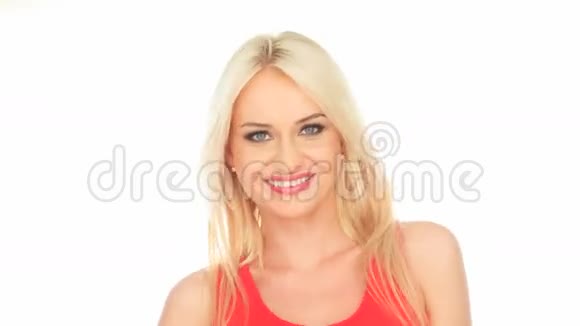 金发女人在白色上微笑视频的预览图