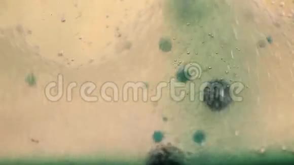 油水和彩色墨水的泡腾混合视频的预览图
