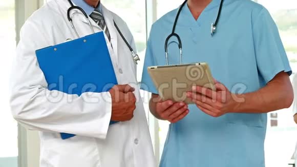 两名医生拿着剪贴板视频的预览图
