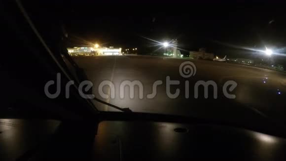 飞机夜间在机场降落从驾驶舱看到的景色视频的预览图