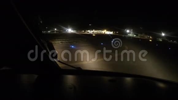 飞机夜间在机场降落从驾驶舱看到的景色视频的预览图