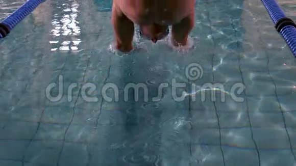 适合游泳者潜入游泳池视频的预览图