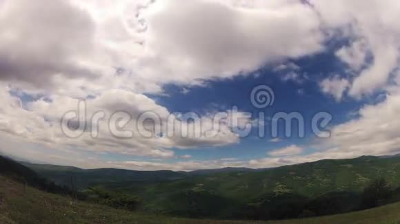 山的夏季景观视频的预览图