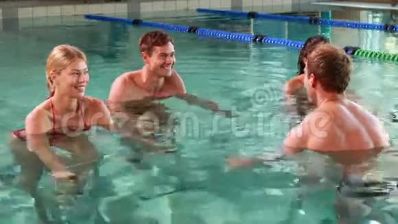 适合人们在游泳池上水上有氧运动课视频的预览图