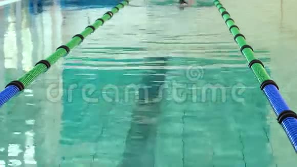适合游泳者在游泳池前泳视频的预览图