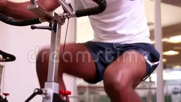 健身男子在健身车上锻炼视频的预览图