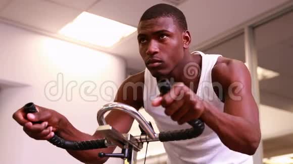 健身男子在健身车上锻炼视频的预览图