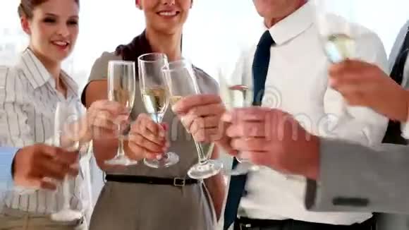 商业团队用香槟庆祝视频的预览图