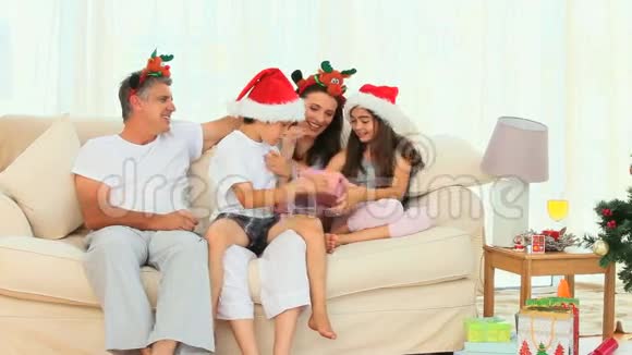 圣诞节期间的家庭礼物视频的预览图