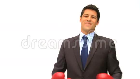 戴红拳击手套的商人视频的预览图