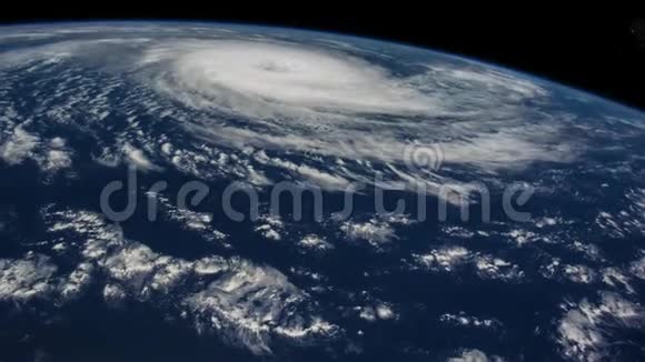 飓风席卷海洋卫星观测视频的预览图