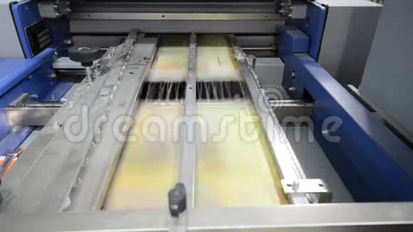 印刷厂的偏移印刷机视频的预览图