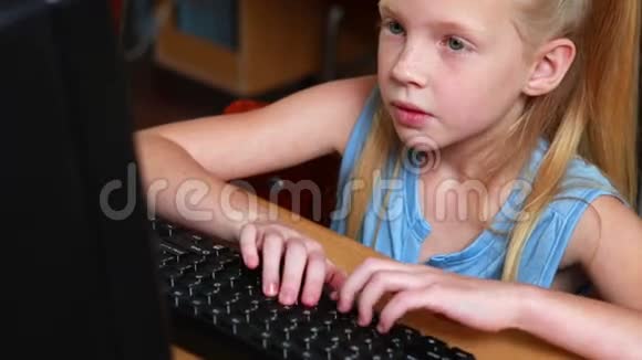 电脑课上小女孩对着镜头微笑视频的预览图