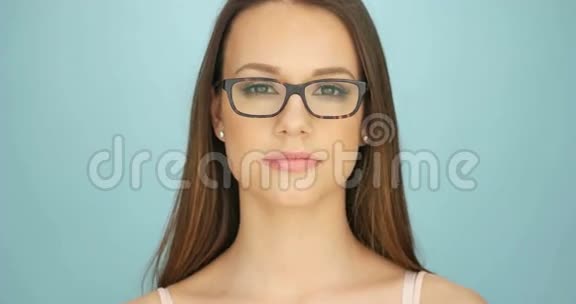 戴眼镜的漂亮女人视频的预览图