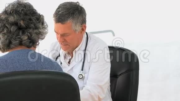 高级医生和他的病人谈话视频的预览图