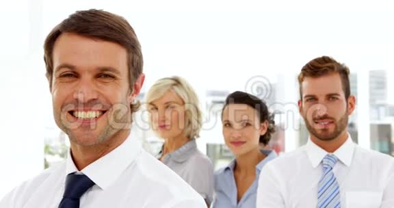 快乐的商业团队对着镜头微笑视频的预览图