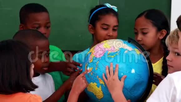 在教室里看地球的学生视频的预览图