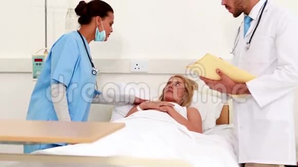 医疗队检查卧床病人视频的预览图