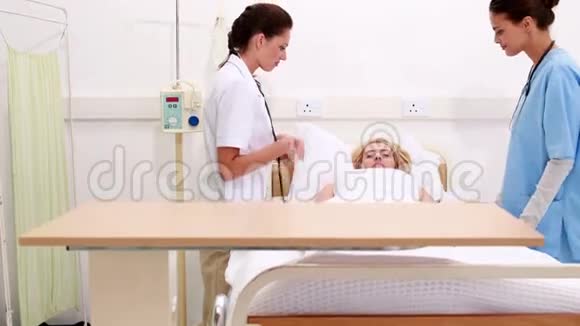 医疗队检查卧床病人视频的预览图