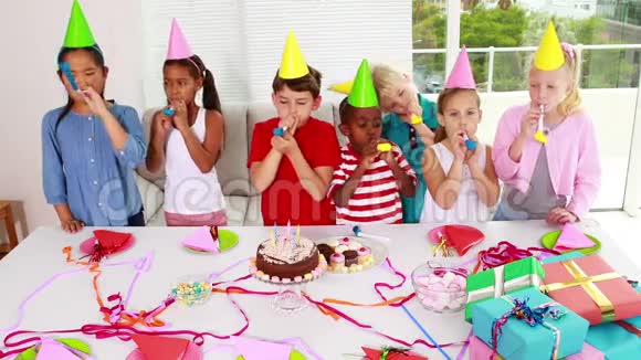 可爱的孩子们一起庆祝生日视频的预览图