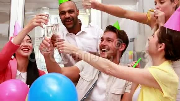 休闲商务团队用香槟庆祝视频的预览图