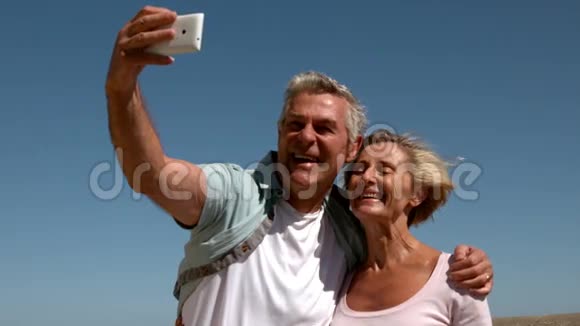 在阳光明媚的日子里一对老夫妇在自拍视频的预览图