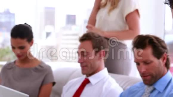 商务团队坐在员工房间视频的预览图