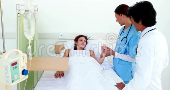 医生和护士检查卧床病人视频的预览图