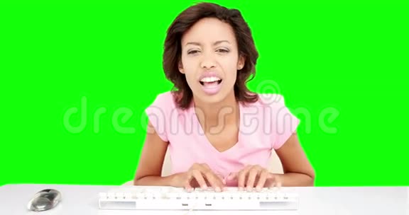 漂亮的微笑女人在键盘上打字视频的预览图
