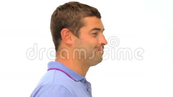 男人在白色背景下微笑视频的预览图