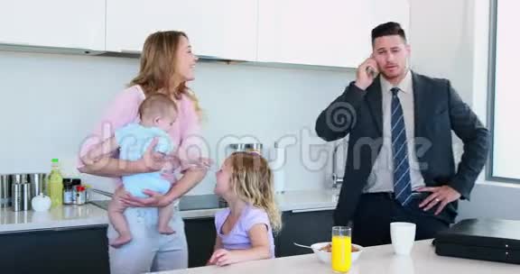 一家人早上一起吃早餐视频的预览图