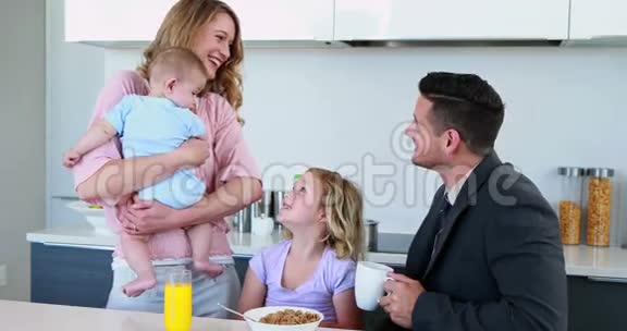 快乐的一家人早上一起吃早餐视频的预览图