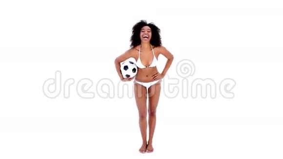 穿比基尼拿着足球的漂亮女孩视频的预览图