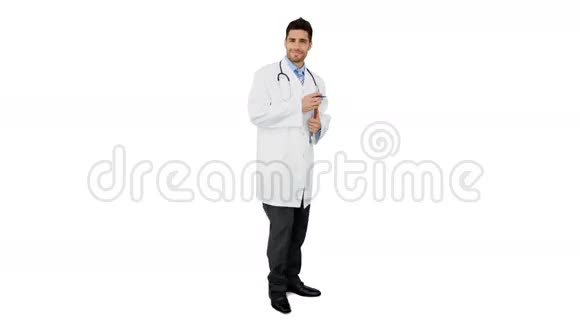 年轻的医生拿着剪贴板站着视频的预览图