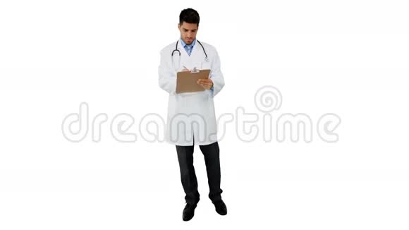 年轻的医生拿着剪贴板站着视频的预览图