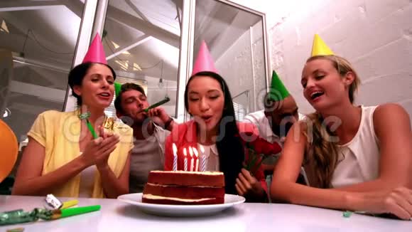 休闲商业团队庆祝生日视频的预览图