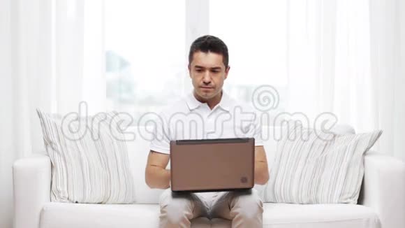 在家拿着笔记本电脑工作的男人视频的预览图