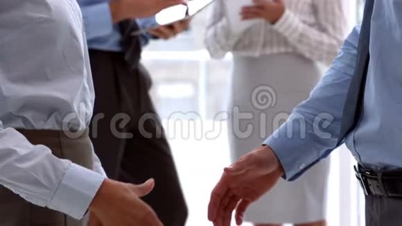 业务团队握手近距离视频的预览图