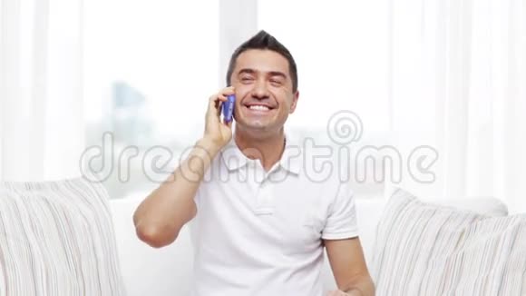 在家打智能手机的快乐男人视频的预览图