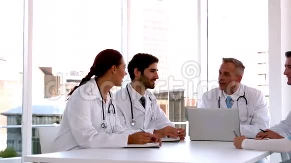 医疗小组会议连同笔记本电脑视频的预览图