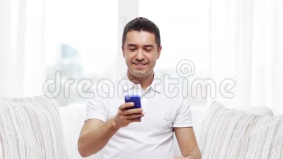 在家打智能手机的快乐男人视频的预览图