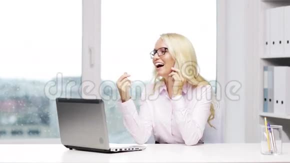 带着笔记本电脑和智能手机微笑的女商人视频的预览图
