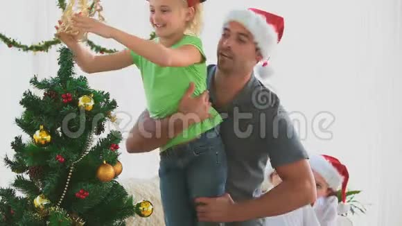 家庭装饰圣诞树视频的预览图